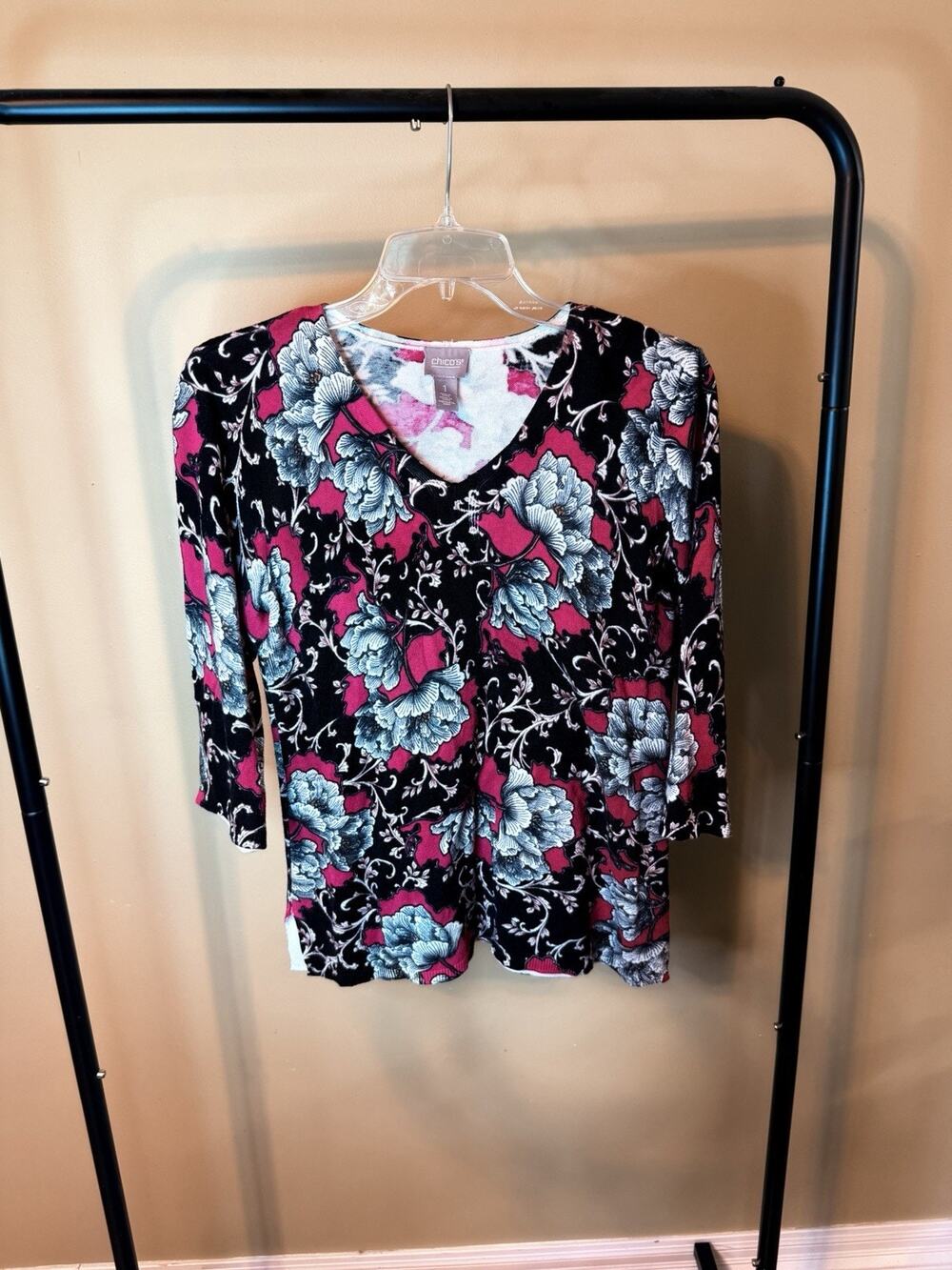 Chico's Size 1 Red & Black Pull-Over Floral Sweater Size Medium 3/4 Length Slve